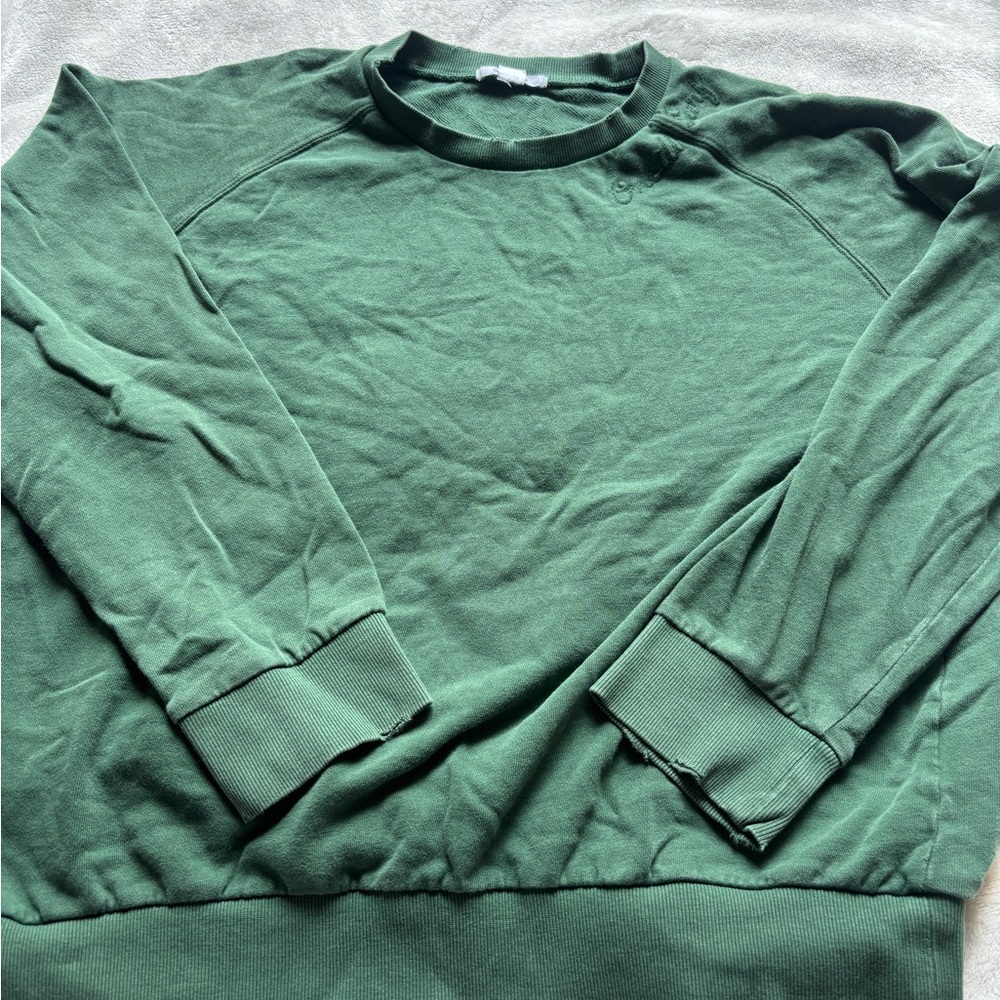 Women’s green o’neill crew neck says it’s an XL fits more like a medium